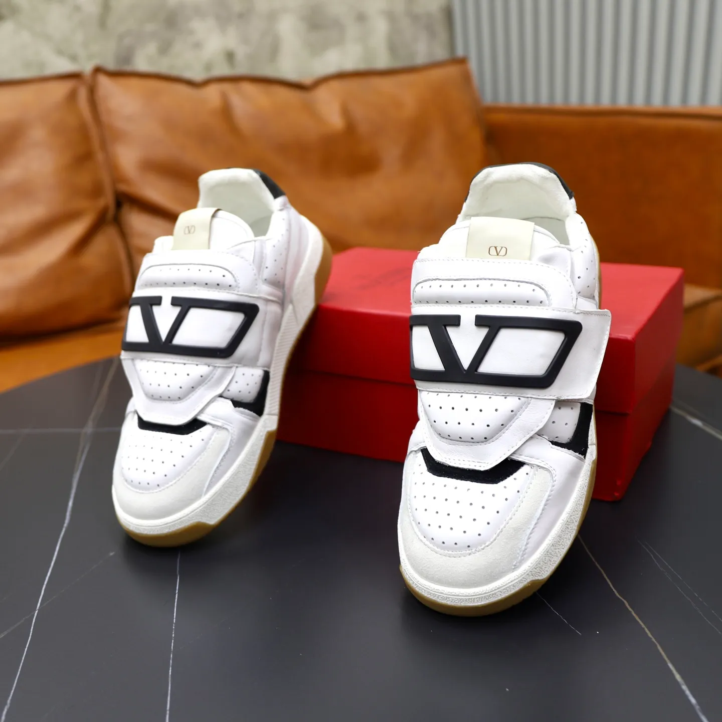 Ex-factory price: 520💰VALENTINO/Valentino Men's latest low-top thick-soled sports shoes are shipped. Made with heavy industry, men's fine casual sports shoes, versatile style. Original leather, rubber lines embellished with geometric segmented uppers, hand-stitched, novel and fashionable, rubber soles with details on the front and back, and the tongue is decorated with the Valentino Garavani Logo, which is comfortable, breathable and durable! Comes with full original packaging! Code number: 38-39-40-41-42-43-44 (45, 46 can be customized)